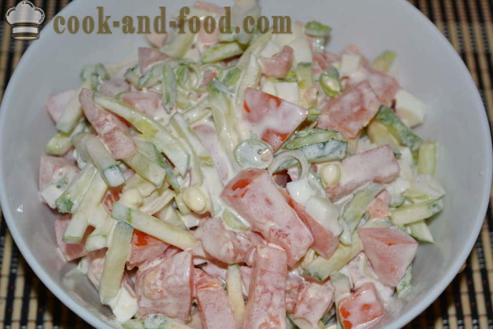 Simple salade de concombres et de tomates fraîches aux œufs et poireaux - comment faire cuire salade de légumes avec de la mayonnaise, une étape par étape des photos de recettes