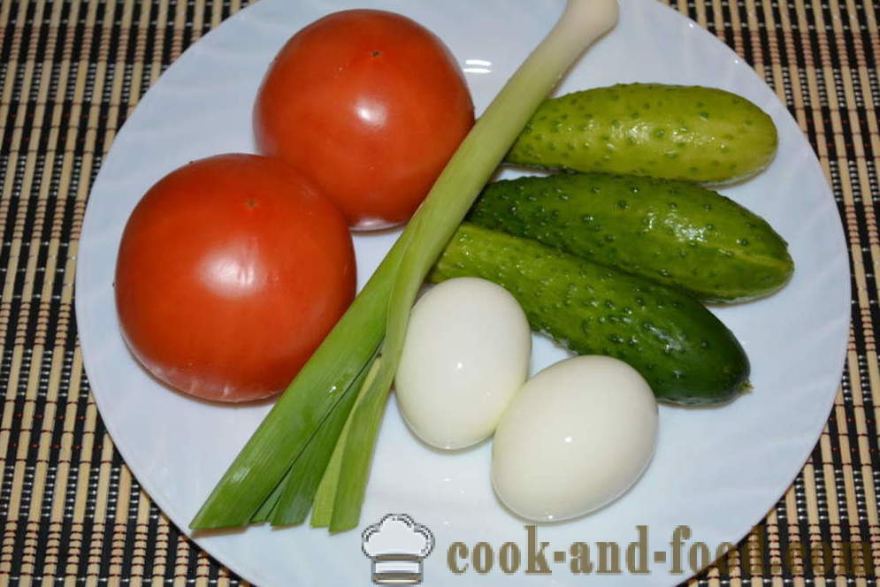 Simple salade de concombres et de tomates fraîches aux œufs et poireaux - comment faire cuire salade de légumes avec de la mayonnaise, une étape par étape des photos de recettes