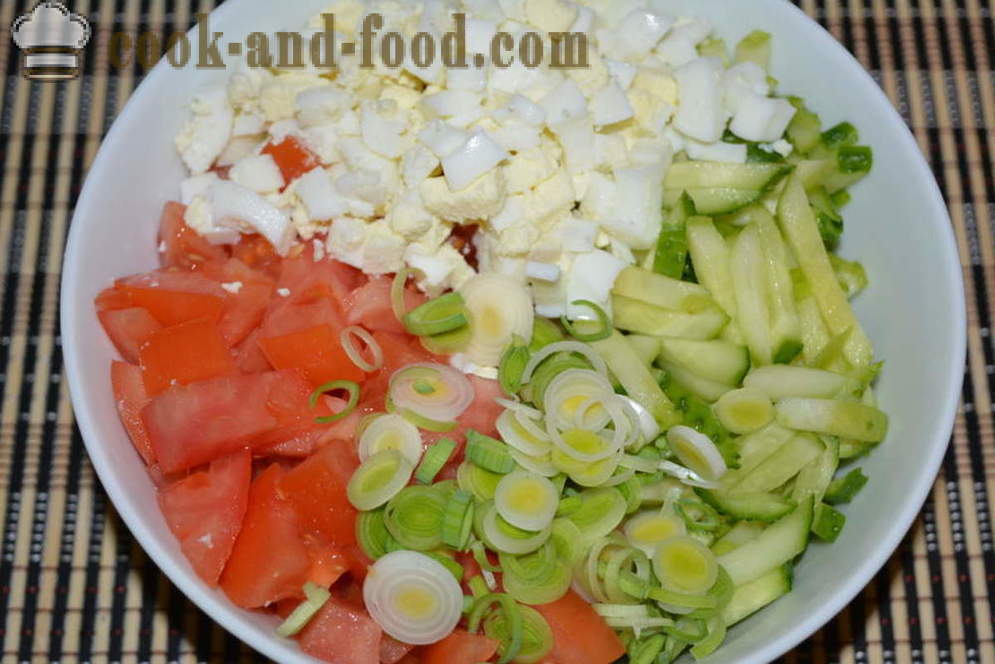 Simple salade de concombres et de tomates fraîches aux œufs et poireaux - comment faire cuire salade de légumes avec de la mayonnaise, une étape par étape des photos de recettes