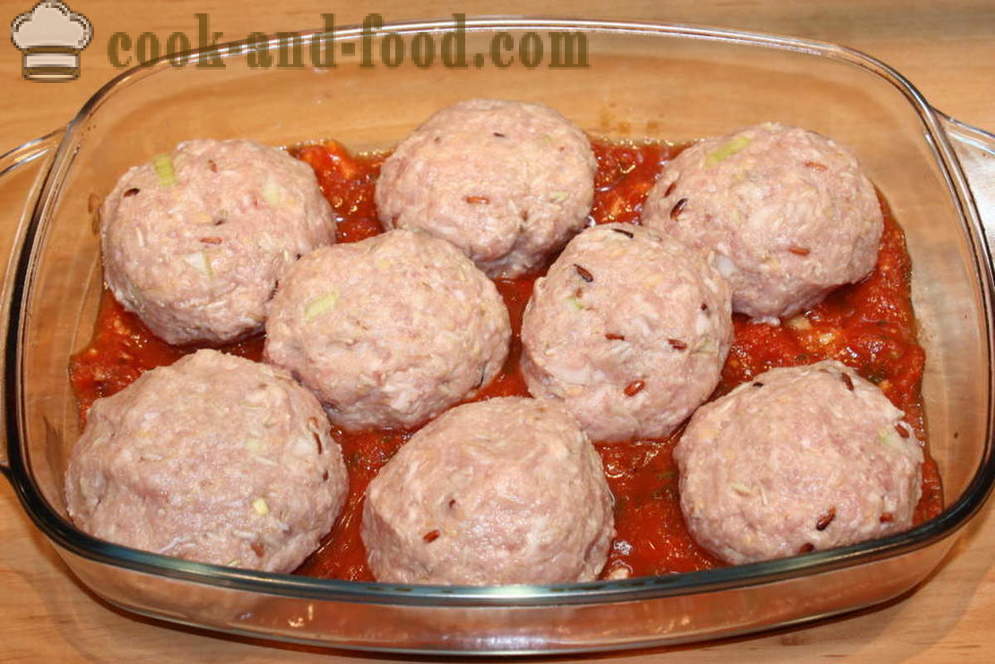 Boulettes de viande de viande hachée et du riz à la sauce tomate et crème - comment faire cuire les boulettes de viande à la sauce au four, avec une étape par étape des photos de recettes