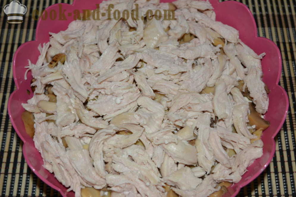 Salade en couches avec du poulet et les champignons - comment faire cuire une salade de poulet en couches avec des champignons, une étape par étape des photos de recettes