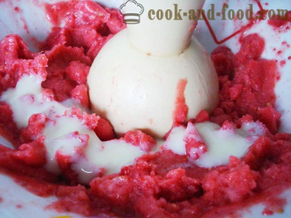 Crème glacée aux fraises crème de fruits congelés et le lait condensé - comment faire de la crème glacée maison rapide avec des fraises, une étape par étape des photos de recettes