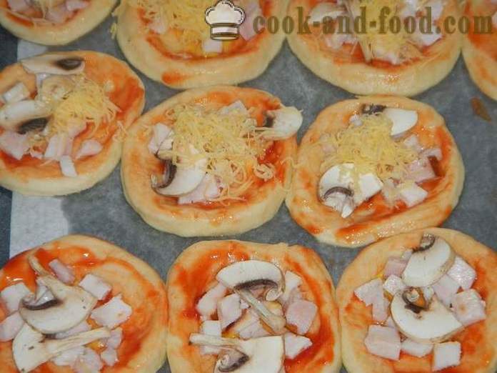 Mini pizzas avec la pâte dans le four - comment faire un mini-pizza à la maison, étape par étape les photos de recettes