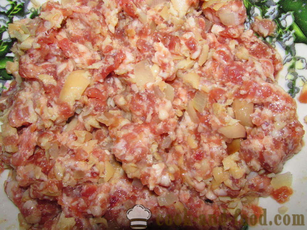 Galettes délicieuses avec des champignons et la viande - comment faire cuire les galettes juteuses de viande hachée, étape par étape des photos de recettes