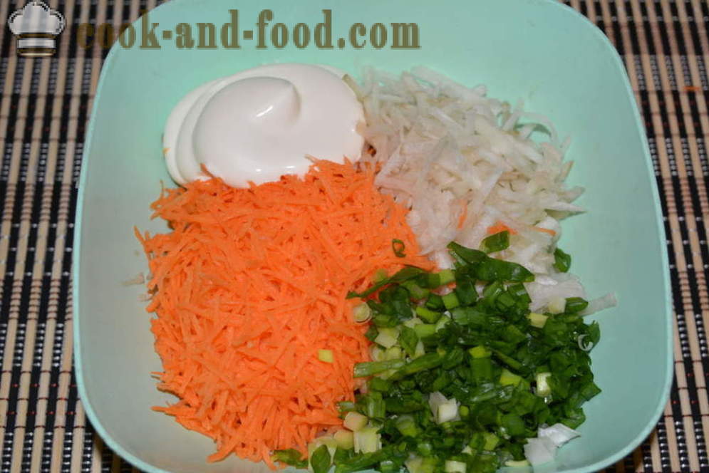 Salade savoureuse d'artichaut et les carottes et les oignons verts - comment préparer une salade d'artichauts et carottes recette avec une photo