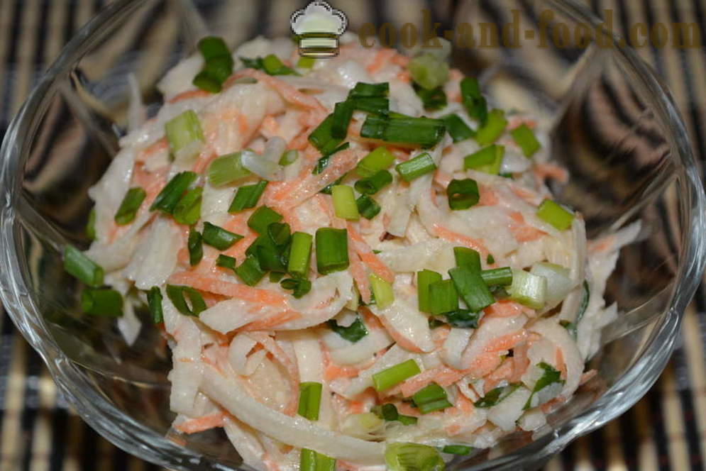 Salade savoureuse d'artichaut et les carottes et les oignons verts - comment préparer une salade d'artichauts et carottes recette avec une photo