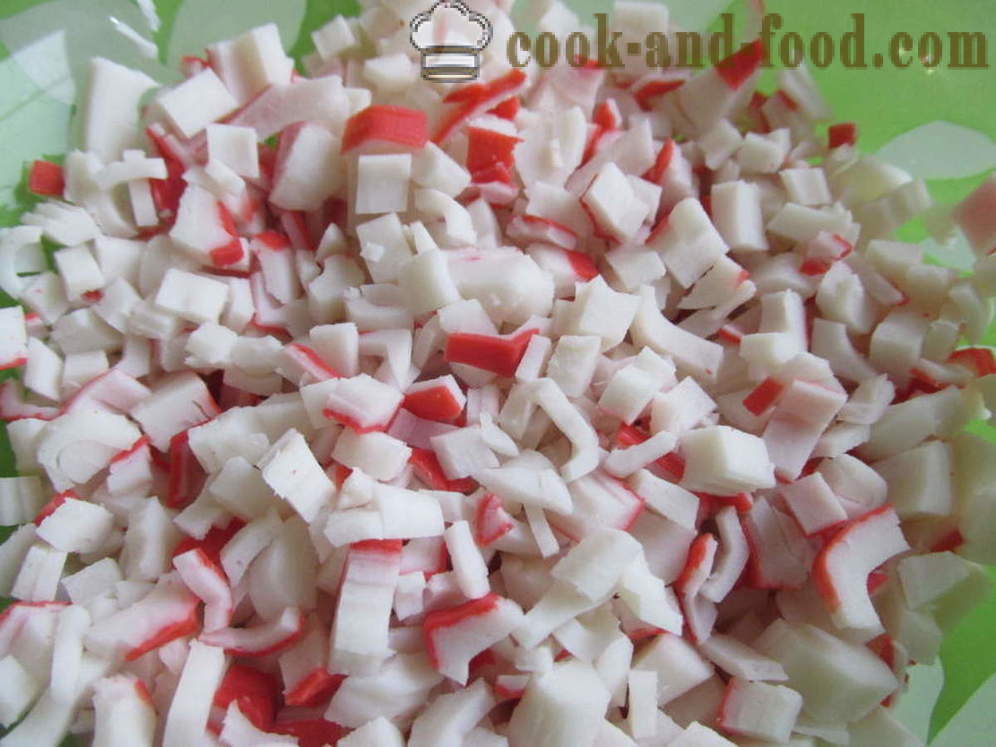 Simple salade en couches avec des bâtonnets de crabe - comment préparer une salade avec des bâtonnets de crabe, une étape par étape des photos de recette