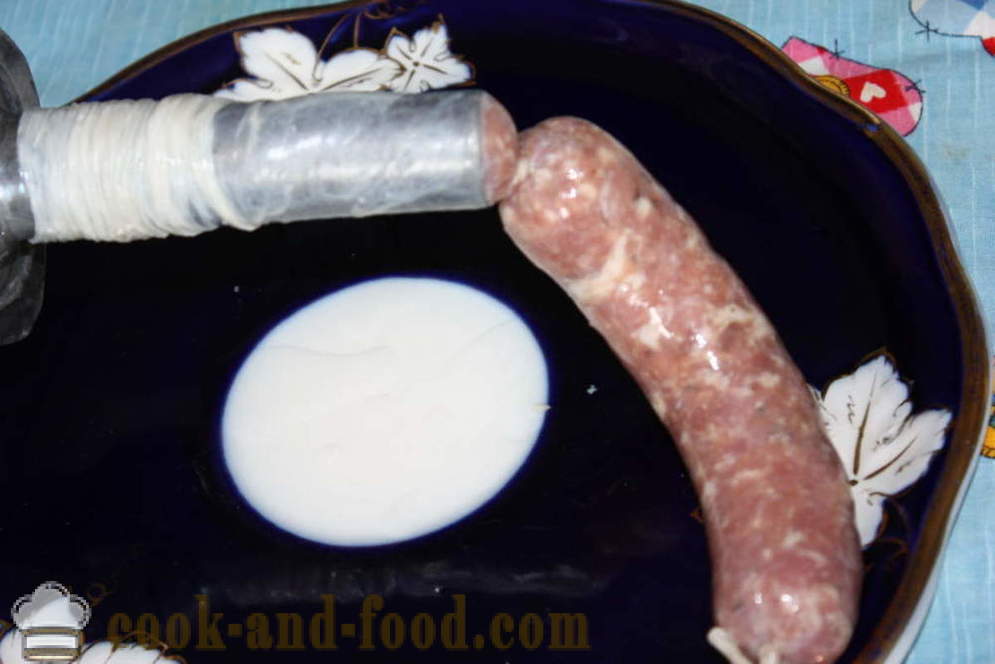 Saucisses maison kupaty dans l'intestin dans un hachoir à viande