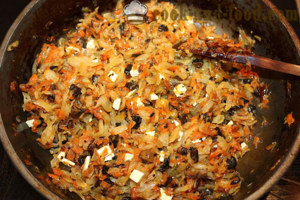Tarte aux crêpes aux champignons, fromage et légumes au four - étape par étape comment faire cuire une recette de gâteau de crêpes avec photo
