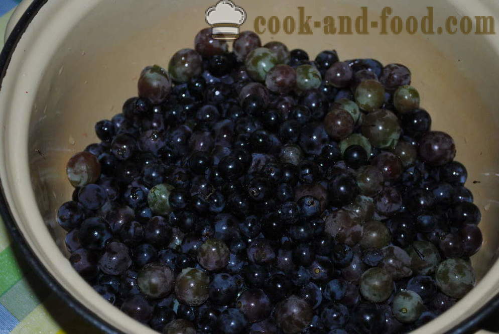 Dessert maison de noix et de jus de raisin, comme rapide à préparer des desserts maison soutzoukos, une recette simple avec une photo