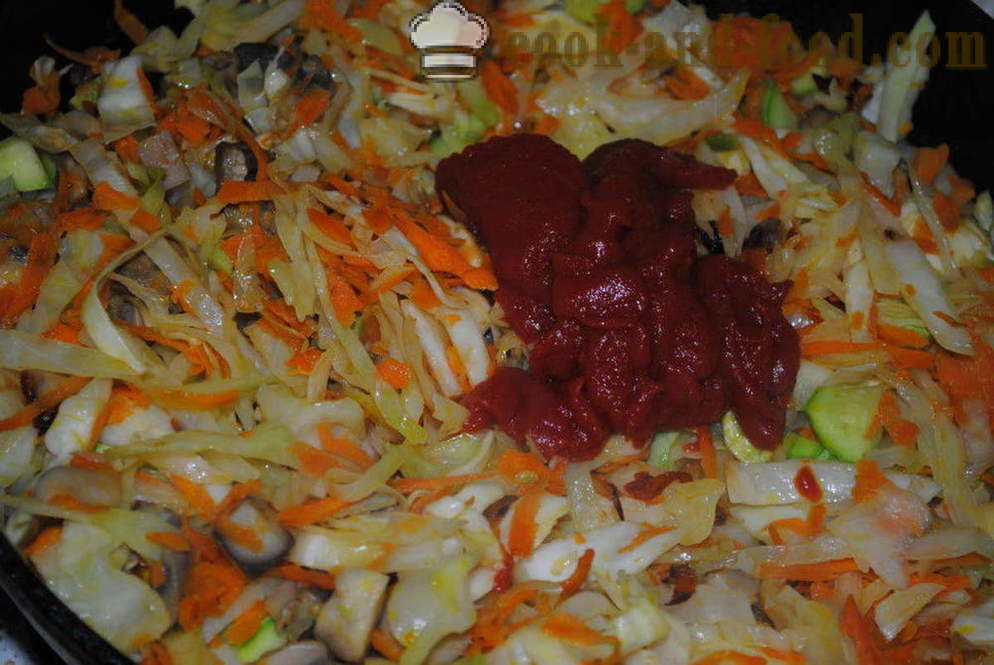 Chou braisé aux champignons et la pâte de tomate dans une casserole - comment faire cuire un délicieux ragoût de chou, une étape par étape des photos de recettes