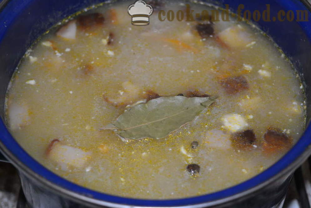 Soupe de champignons frais blanc avec du fromage à la crème - comment faire cuire la soupe aux champignons avec des champignons et du fromage frais, avec une étape par des photos de recette pas à pas