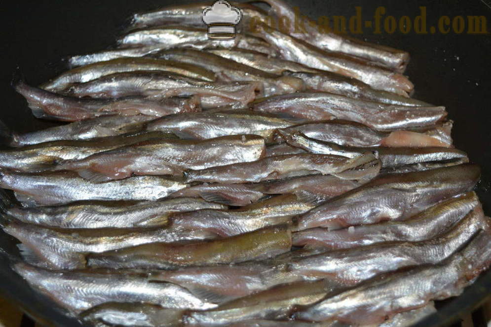 Ragoût de capelan avec des oignons dans une poêle à frire - à la fois savoureux cuisinier capelan dans une poêle à frire, une étape par étape des photos de recettes