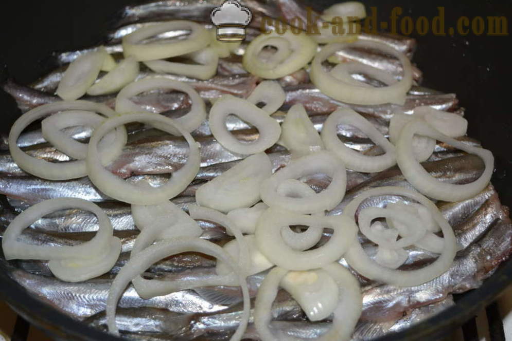 Ragoût de capelan avec des oignons dans une poêle à frire - à la fois savoureux cuisinier capelan dans une poêle à frire, une étape par étape des photos de recettes