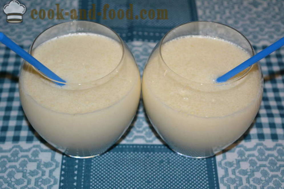 Cocktail de lait avec la crème glacée et de la banane dans un mélangeur - comment faire un milk-shake à la maison, étape par étape les photos de recettes