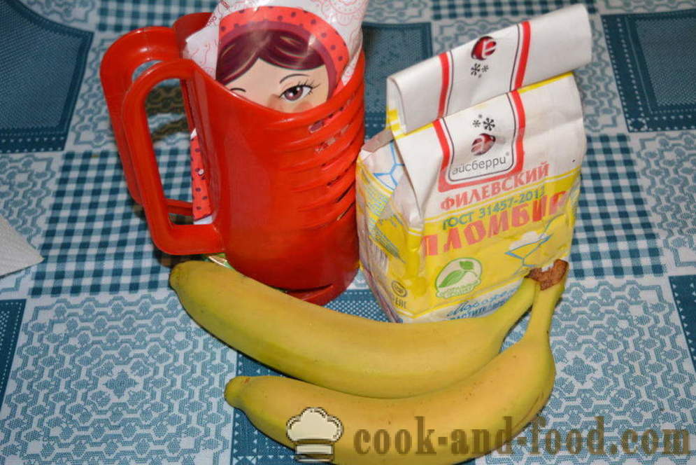 Cocktail de lait avec la crème glacée et de la banane dans un mélangeur - comment faire un milk-shake à la maison, étape par étape les photos de recettes