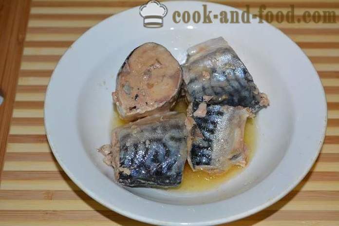 Une recette simple pour un gâteau avec le remplissage des conserves de poisson dans le four - comment faire cuire une charge à tarte, étape par étape des photos de recettes