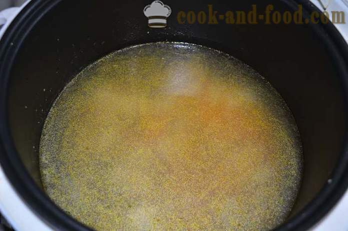 Soupe au poulet savoureux avec des nouilles dans multivarka - sans pommes de terre
