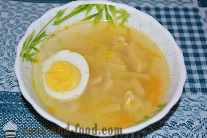 Soupe au poulet savoureux avec des nouilles dans multivarka - sans pommes de terre