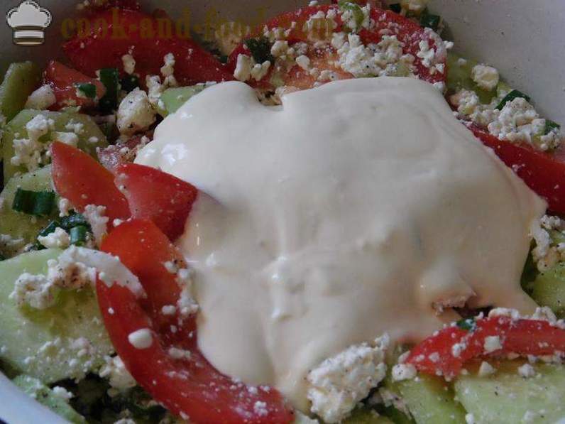 Salade paysanne avec du fromage, concombres et tomates pour le déjeuner ou le dîner - comment préparer une salade de légumes avec du fromage, recette avec photo