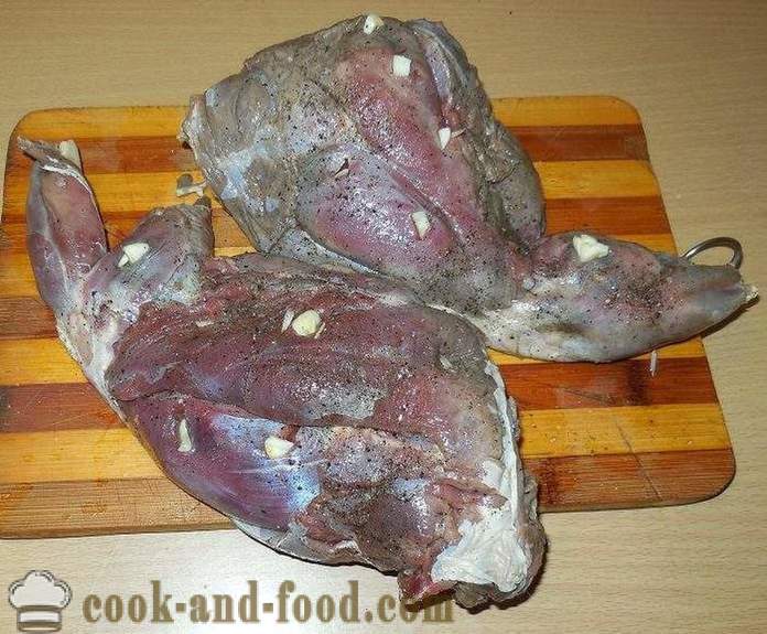 Lapin sauvage cuit au four dans le manchon - comme un lapin dans le four pour cuire la recette délicieuse avec une photo