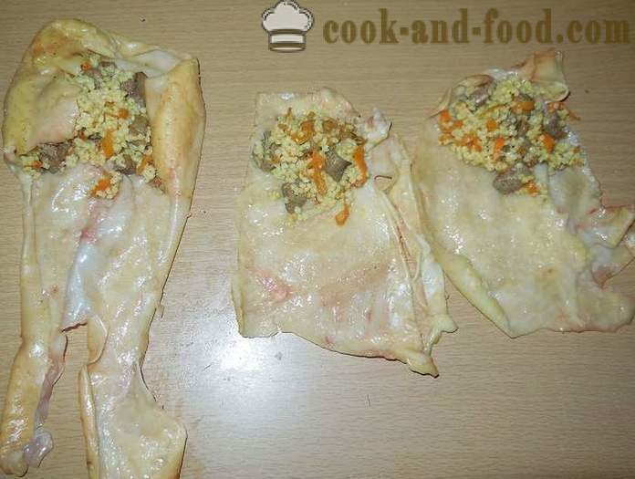 Rouleau délicieux dans la peau de poulet farci aux abats et le millet - comment faire cuire une recette de pain avec une photo