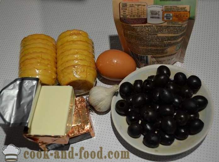 Tartelettes de vacances délicieux avec du fromage et des œufs - une recette simple pour le remplissage et des collations joliment décorées avec tartelette photo
