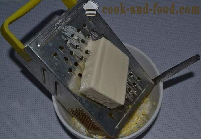 Tartelettes de vacances délicieux avec du fromage et des œufs - une recette simple pour le remplissage et des collations joliment décorées avec tartelette photo
