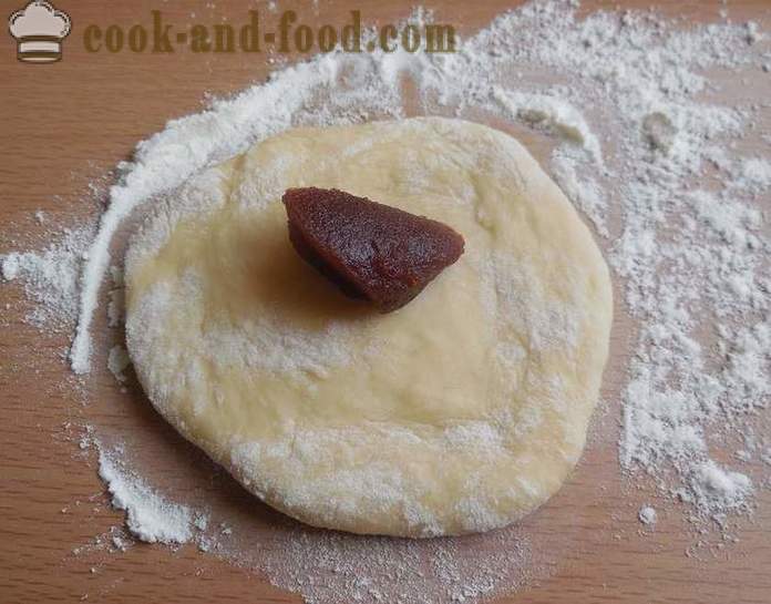 Gâteaux de levure d'air avec de la confiture dans le four - comment faire cuire des tartes à la confiture, avec une étape par étape des photos de recettes