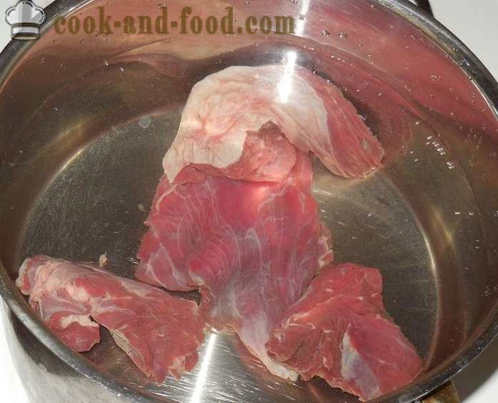 Délicieuse soupe aux pois avec de la viande et de viande fumée