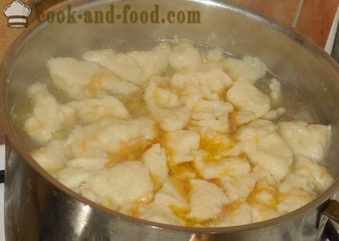 Soupe aux boulettes dans un bouillon de viande - comment faire des boulettes de farine et d'oeufs - une étape par étape des photos de recettes
