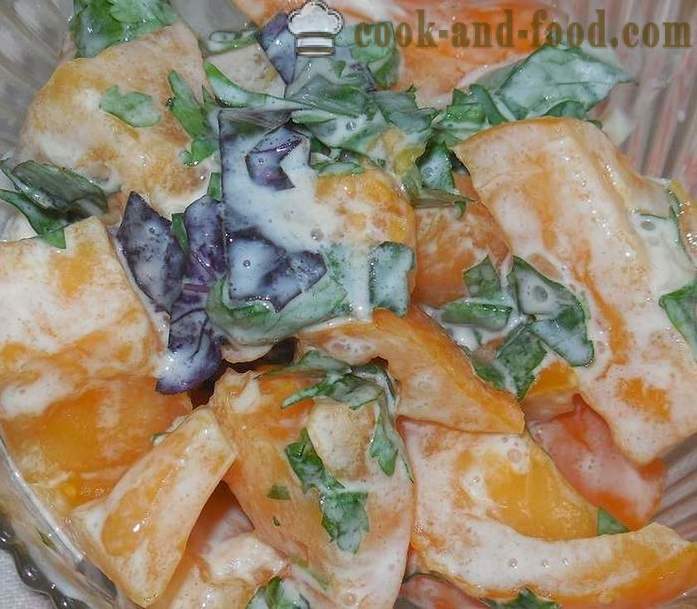 Une salade simple et délicieuse de tomates fraîches à la crème sure, l'ail et le basilic - comment cuire salade de tomates - recette avec photos - étape par étape