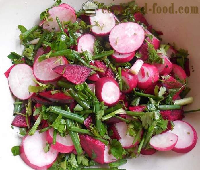 Radis marinés avec les betteraves et les oignons verts - savoureuse salade de radis - la recette avec une photo