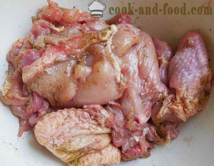 Poulet barbecue sur le gril - délicieuses brochettes et succulentes de poulet à la sauce tomate - une étape par étape des photos de recettes