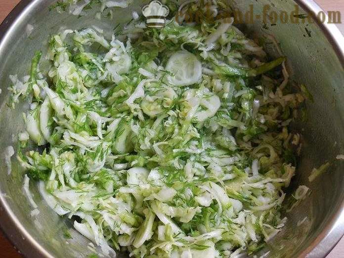 Délicieuse salade de jeunes choux et les concombres avec de l'huile de vinaigre et de tournesol - étape par étape des photos de recettes