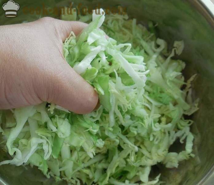 Délicieuse salade de jeunes choux et les concombres avec de l'huile de vinaigre et de tournesol - étape par étape des photos de recettes