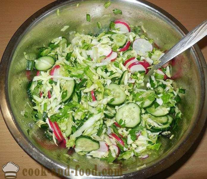 Salade de printemps facile et délicieux de chou, radis et concombres sans mayonnaise - comment faire une salade de printemps avec une étape par étape des photos de recettes