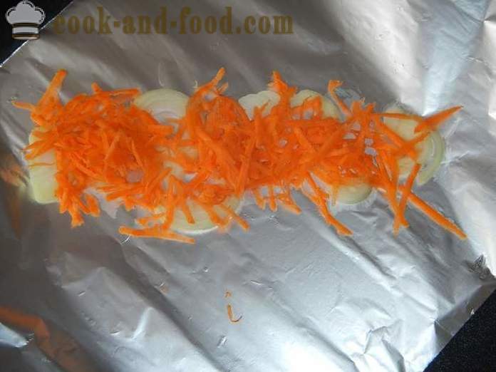 Pollack délicieux cuit au four avec des oignons et des carottes - comment faire cuire lieus dans le four - une étape par étape des photos de recettes