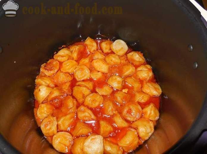 Quenelles à multivarka mijotés dans une sauce de crème sure et de tomates - comment faire cuire des boulettes dans multivarka - une recette simple avec une photo