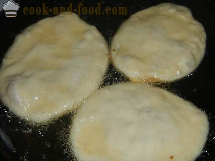 Gâteaux de levure avec le chou frit dans une casserole - comment faire cuire la pâte comme une plume et savoureuse farce maigre, étape par étape des photos de recettes