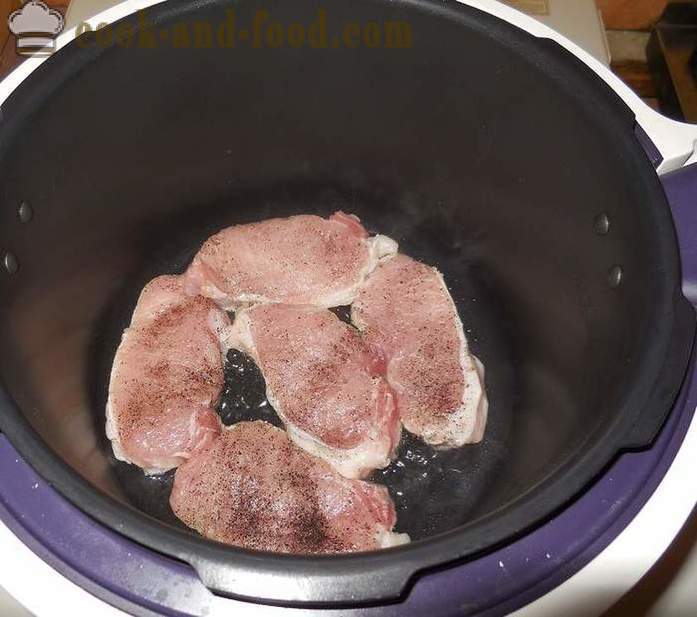 Steak de porc juteux avec l'oignon - comment faire cuire un steak délicieux dans multivarka - une étape par étape des photos de recettes