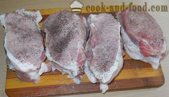 Steak de porc juteux avec l'oignon - comment faire cuire un steak délicieux dans multivarka - une étape par étape des photos de recettes