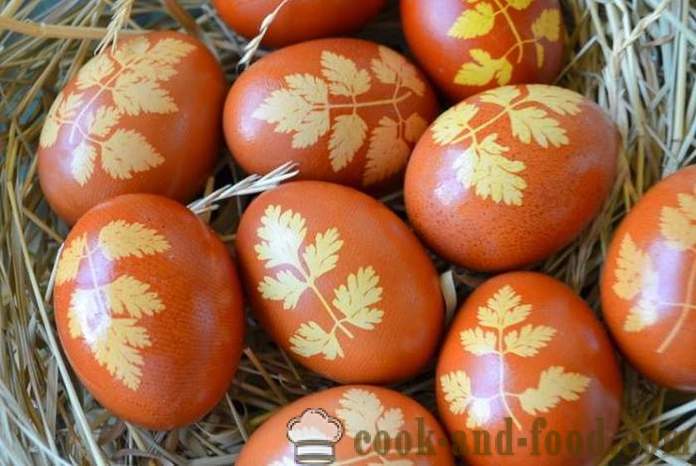 Oeufs de Pâques teints avec des enveloppes d'oignon - comment peindre les œufs dans la peau d'oignon, des moyens simples de peinture de Pâques.