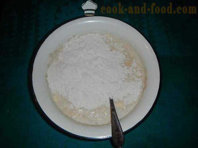 Gâteaux de levure avec des cerises dans le four - une étape par étape de la recette de la pâte de levure pour les tartes avec de la levure sèche (avec photos).