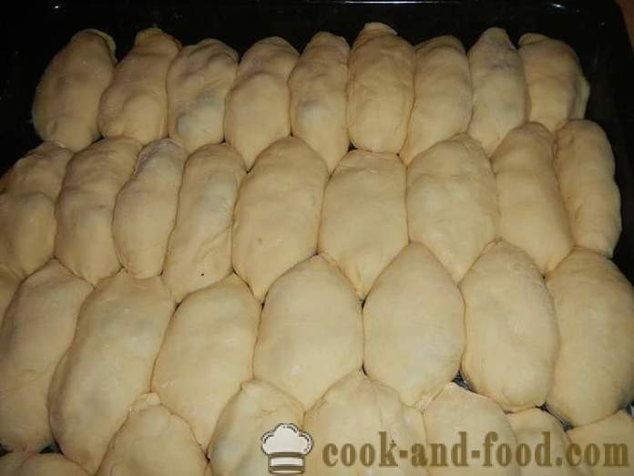 Gâteaux de levure avec des cerises dans le four - une étape par étape de la recette de la pâte de levure pour les tartes avec de la levure sèche (avec photos).