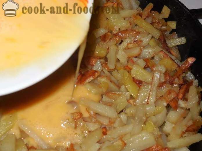 Pommes de terre frites dans une casserole avec le lard et les œufs - comment faire cuire de délicieuses pommes de terre frites et correctement, étape recette pas à pas avec des photos.