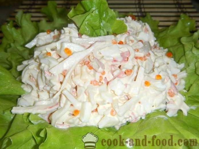 Une salade simple et délicieux avec des calmars, les bâtonnets de crabe et caviar rouge - comment préparer une salade de calmar avec l'oeuf, une étape recette pas à pas avec des photos.