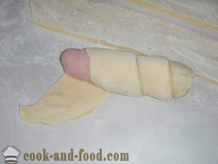 Saucisses dans la pâte de levure dans le four - comment faire cuire des porcs dans des couvertures à la maison, étape par étape avec recette de photos.