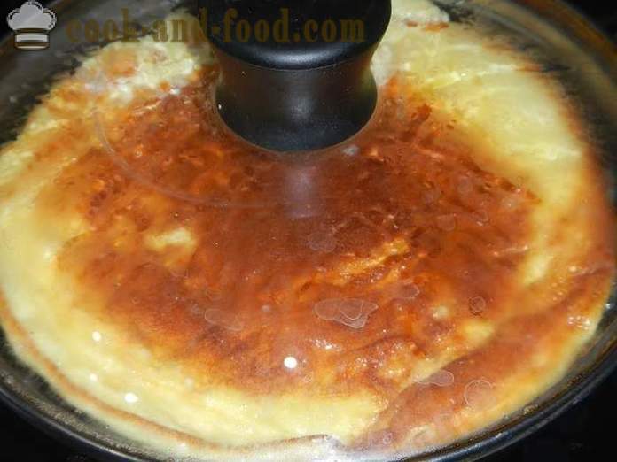 Omelette air délicieux avec la crème sure dans une casserole - comment faire cuire des œufs brouillés avec du fromage, une étape de recette par étape avec des photos.