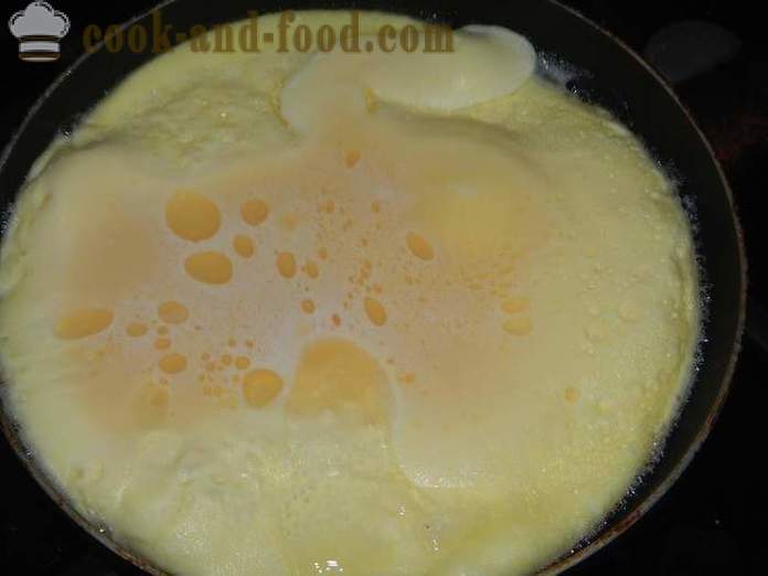 Omelette air délicieux avec la crème sure dans une casserole - comment faire cuire des œufs brouillés avec du fromage, une étape de recette par étape avec des photos.